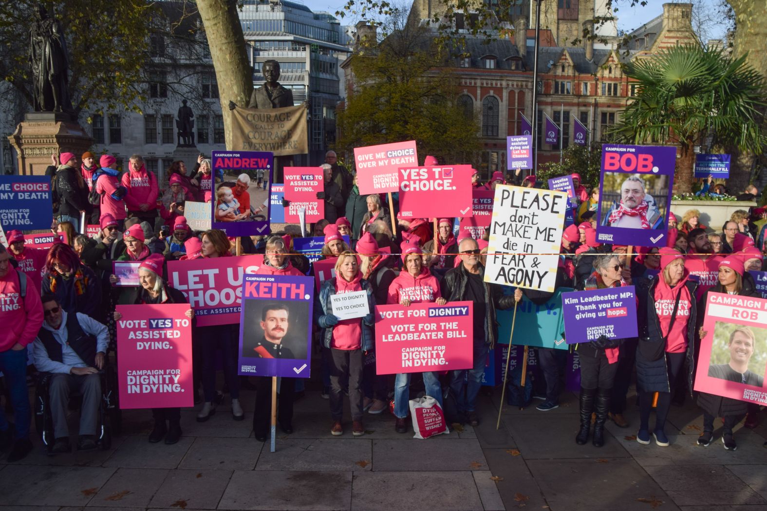 Manifestacja poparcia dla tzw. Assisted Dying Bill w trakcie g?osowania w brytyjskim parlamencie nad historyczn? ustaw? legalizuj?c? wspomagane umieranie. Londyn, 29 listopada 2024 r.